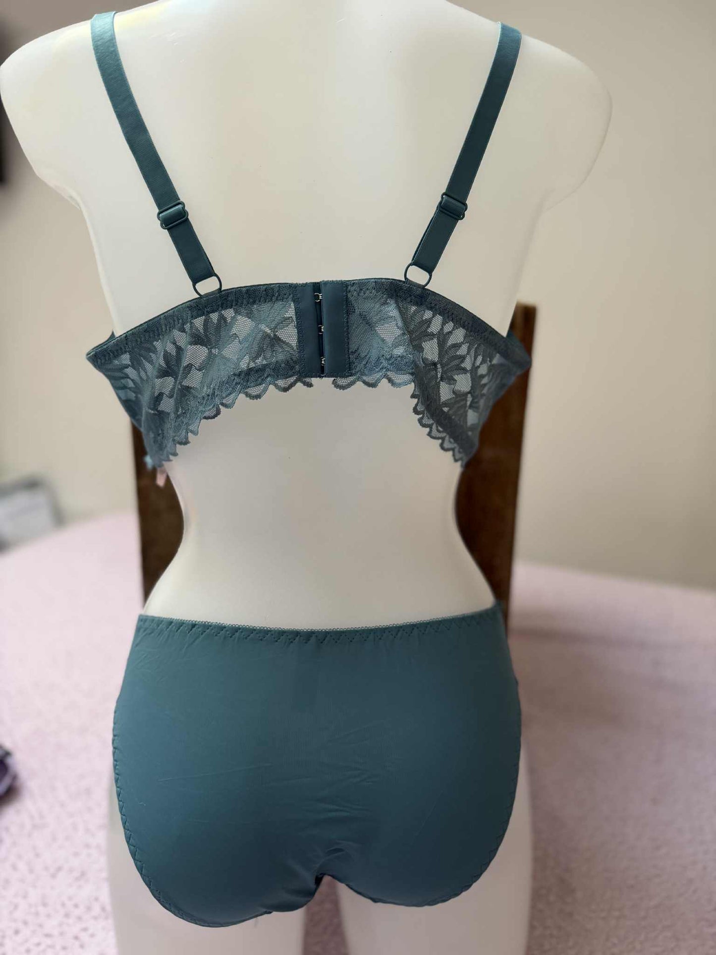 L’ensemble soutien-gorge E