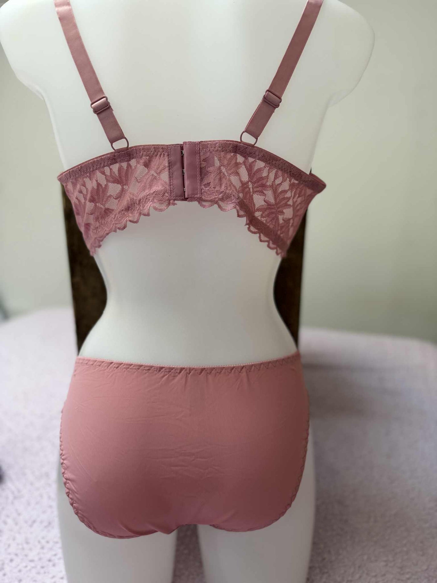 L’ensemble soutien-gorge E